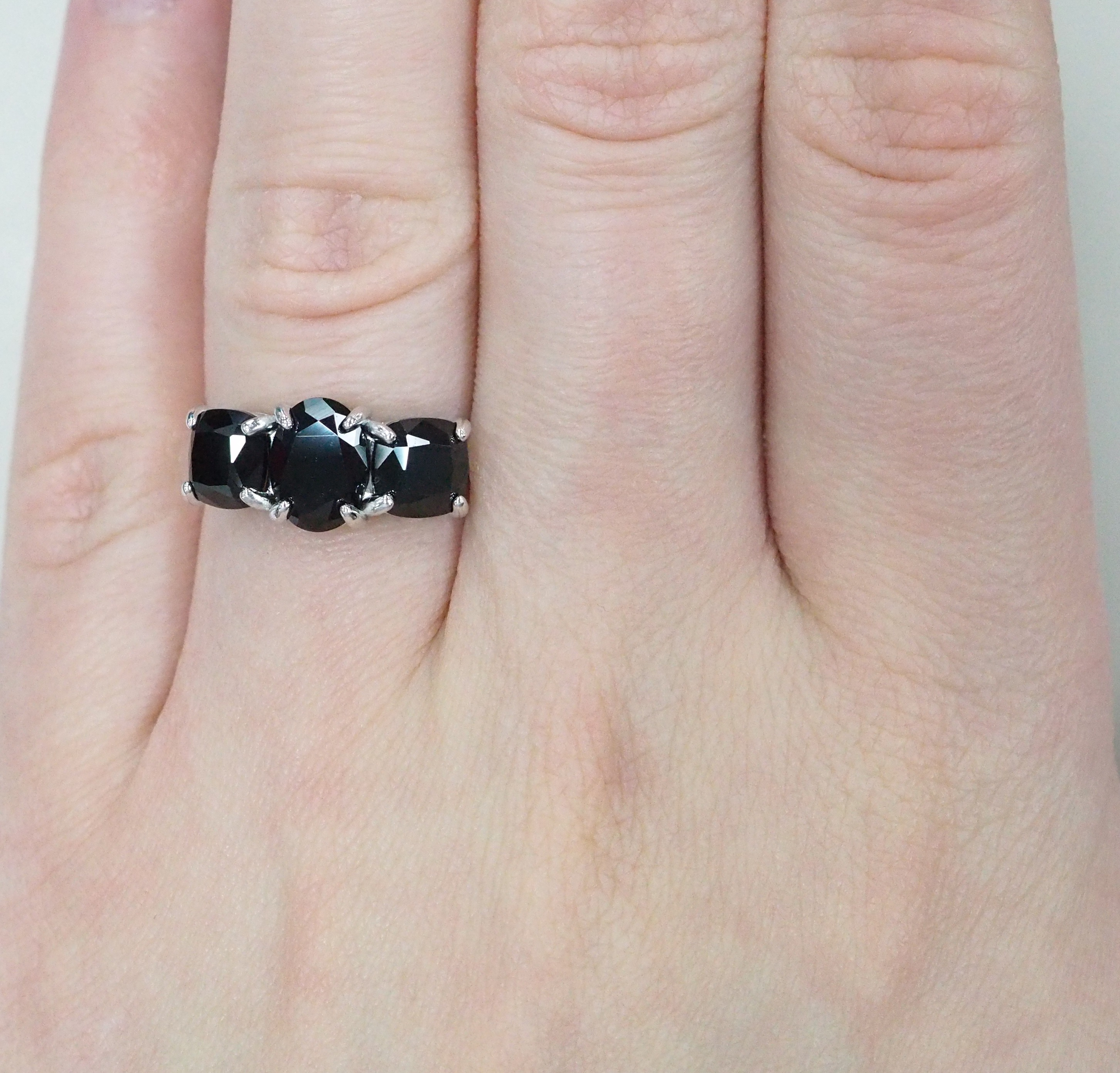 Серебряное кольцо с черными турмалинами